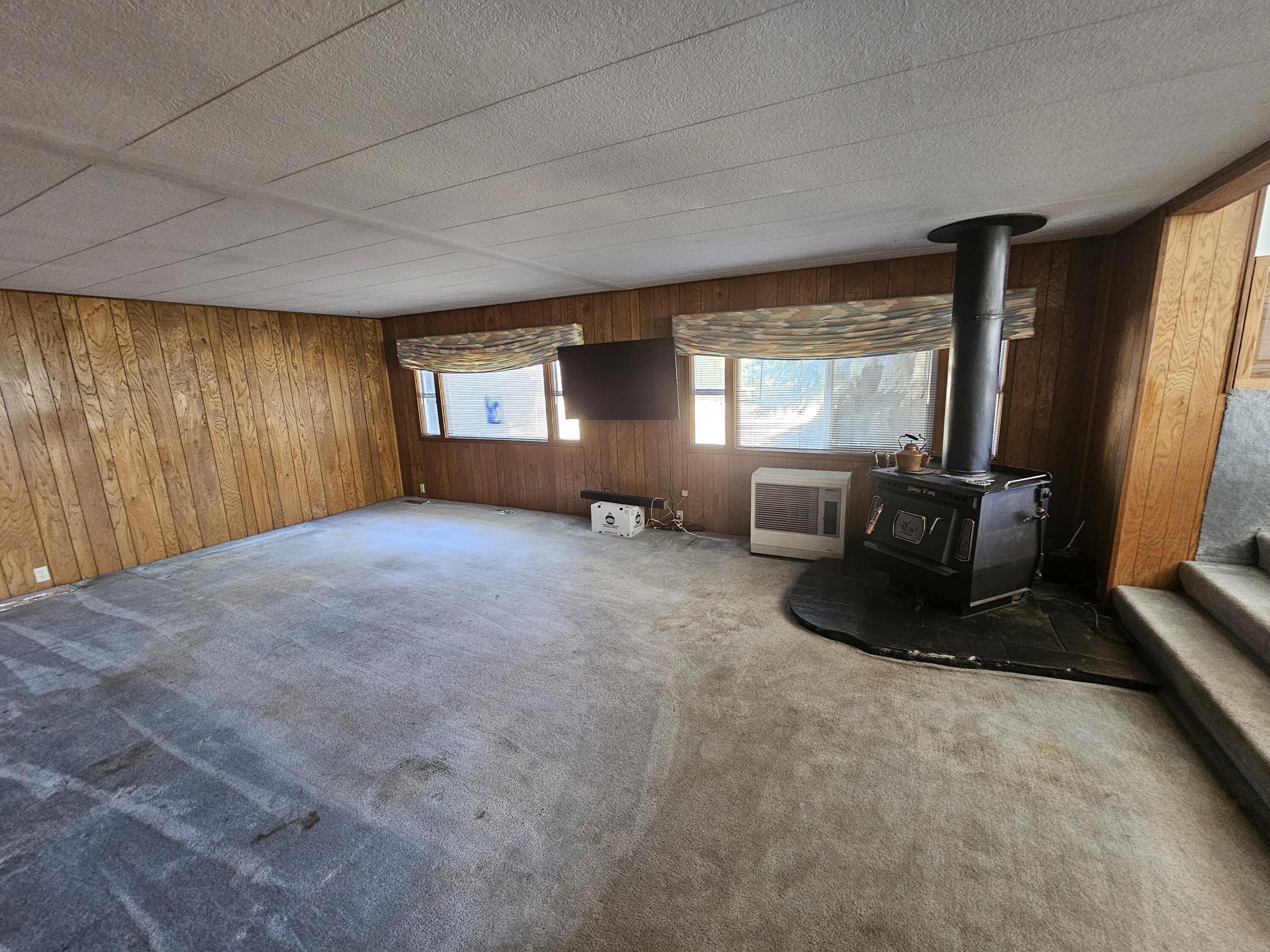 39550 Modoc Point Road Chiloquin, OR 97624 - Photo 17 of 29 Family Room