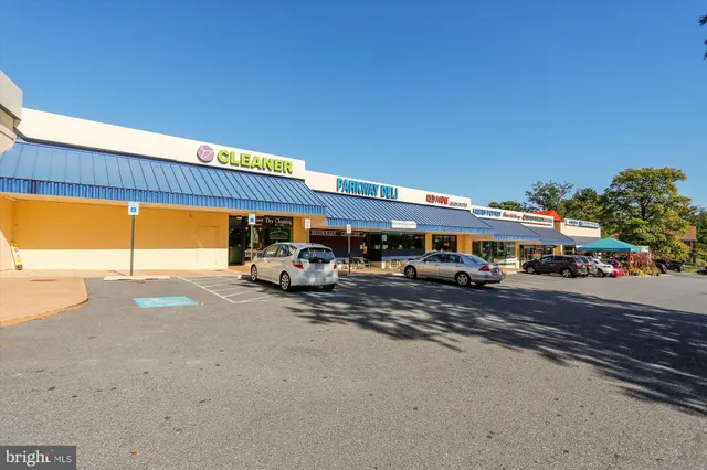 a view of a parking area