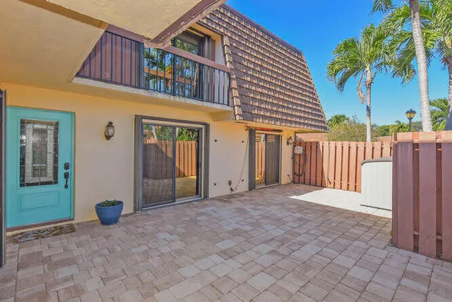 a view of a house with backyard and trees