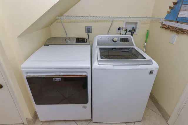 a close up view of washer and dryer