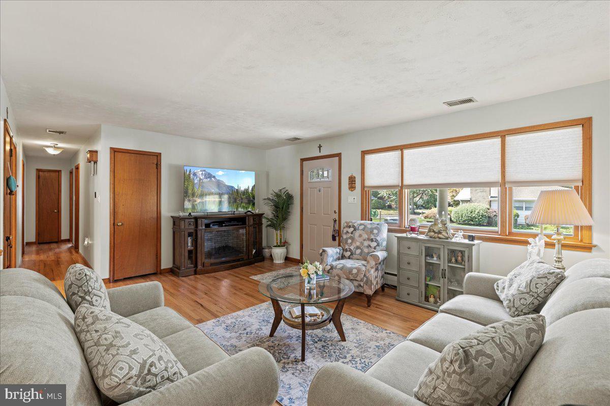 8 Cynthia Lane Hamilton, NJ 08619 - Photo 6 of 39