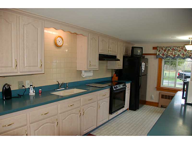 22 Hoxsie Road Richmond, RI 02892 - Photo 3 of 24 Kitchen.