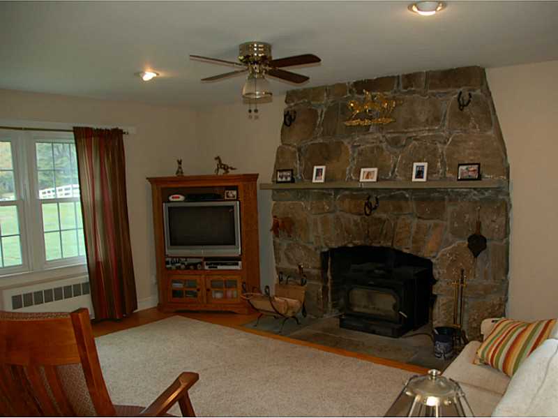 22 Hoxsie Road Richmond, RI 02892 - Photo 5 of 24 Living Room.