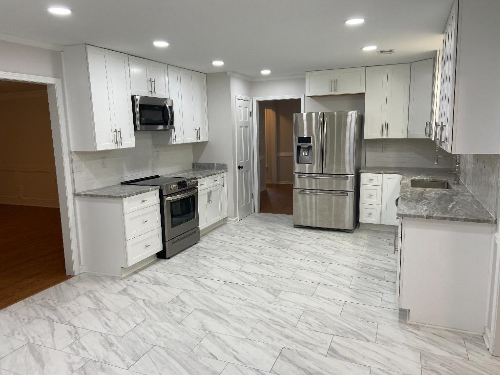 1212 Heather Ridge Cove Collierville, TN 38017 - Photo 7 of 25 a kitchen with a refrigerator stove top oven and sink