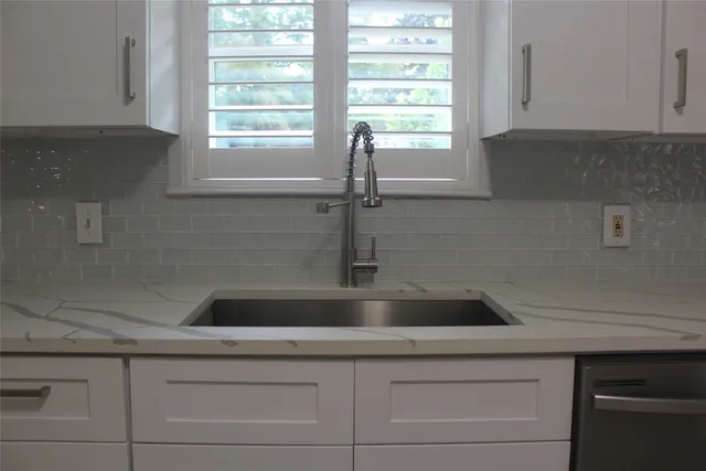 a view of a livingroom with washer and dryer