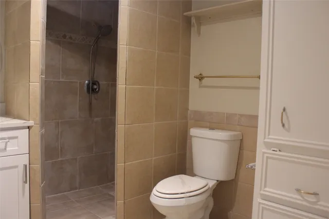 a view of a livingroom with a ceiling fan and window