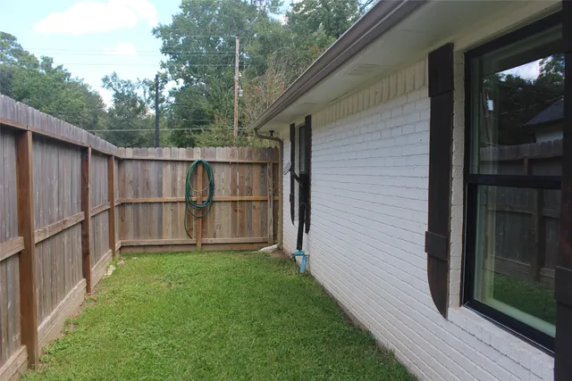 a view of a backyard