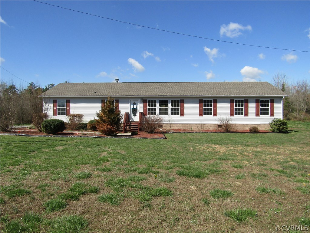 a view of a house with backyard and garden