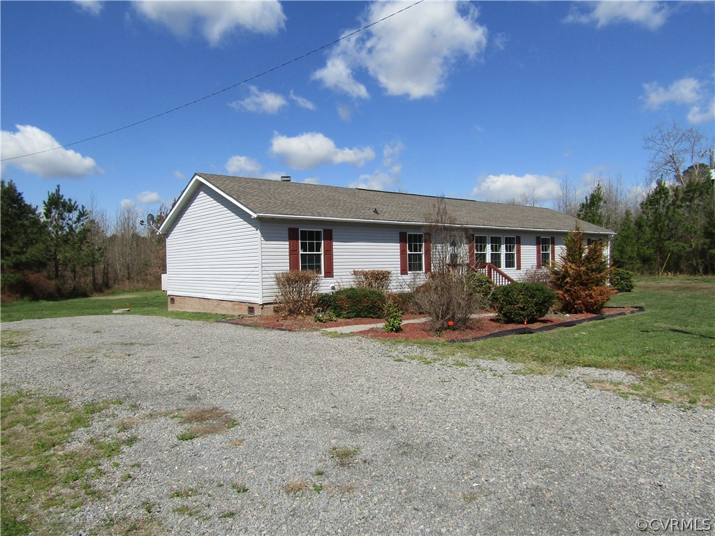 17622 Fox Branch Road Carson, VA 23830 - Photo 3 of 30 a view of a house with backyard and garden