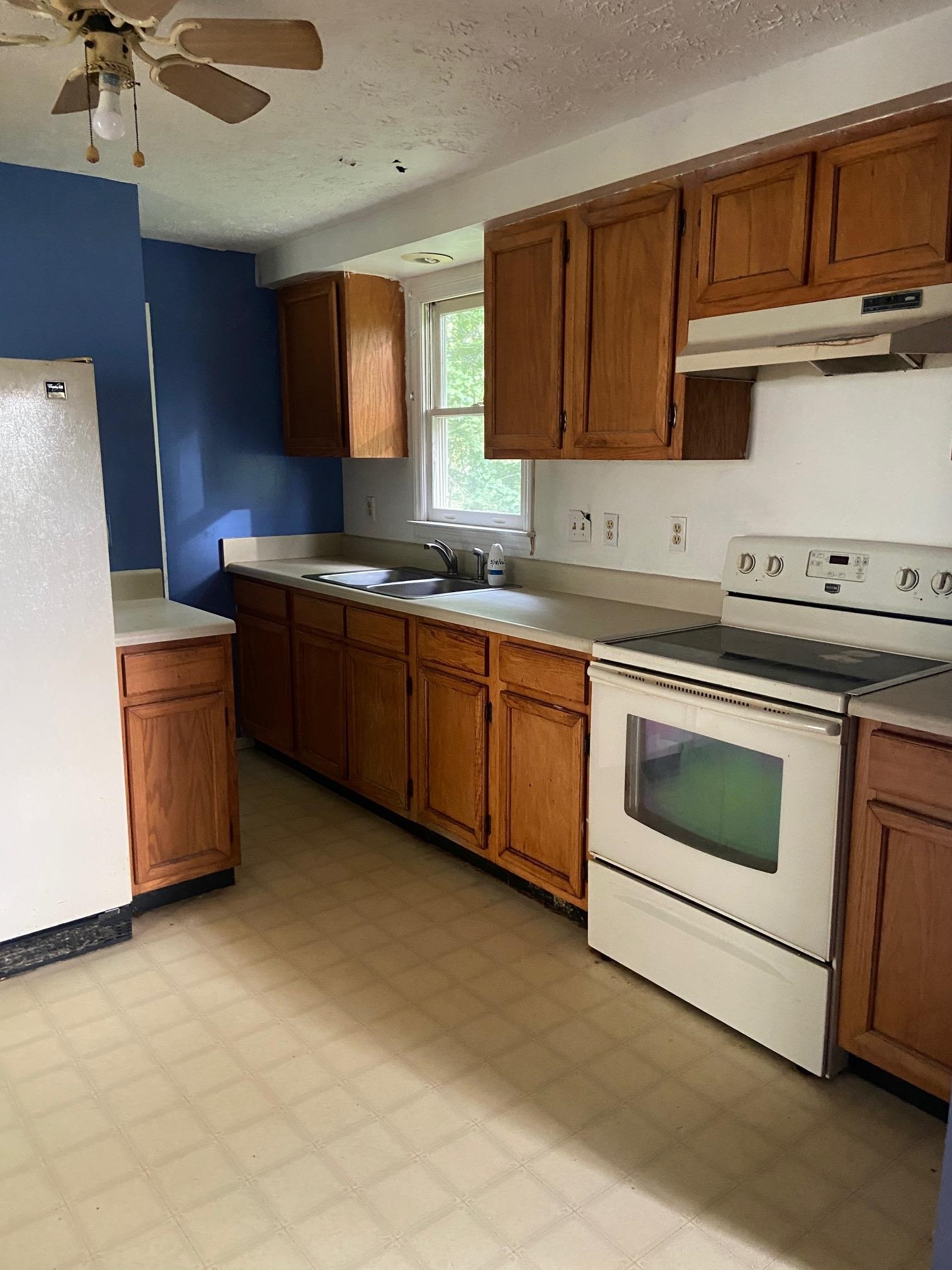 121 Mountain View Terrace Road Hot Springs, VA 24445 - Photo 7 of 11 Kitchen