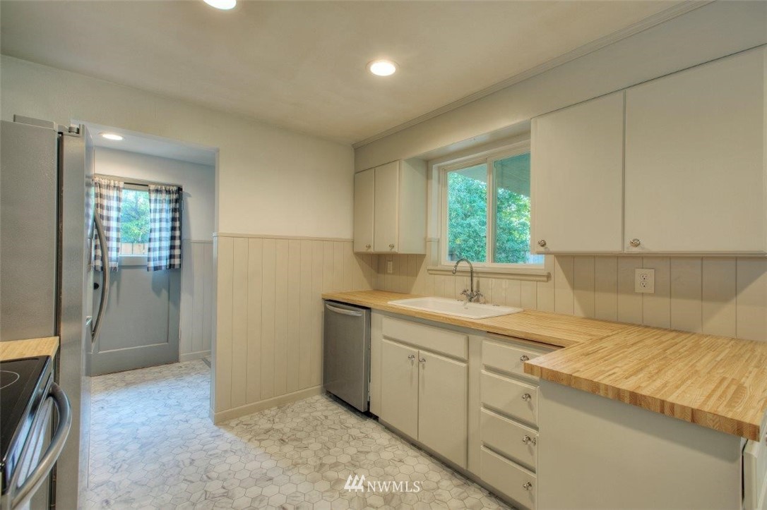 8314 33rd Street West University Place, WA 98466 - Photo 8 of 21 Gallery Image 8