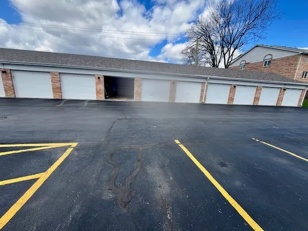 $162,100 | 18320 Robin Lane, Unit D2, Homewood, IL 60430