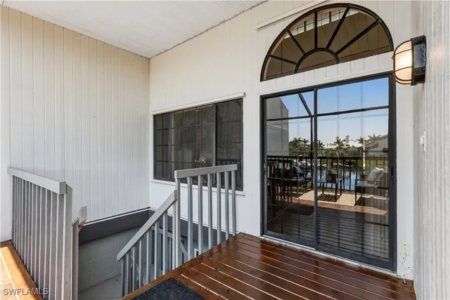 a view of entryway with a front door