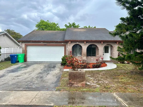 a view of a house with yard and garage