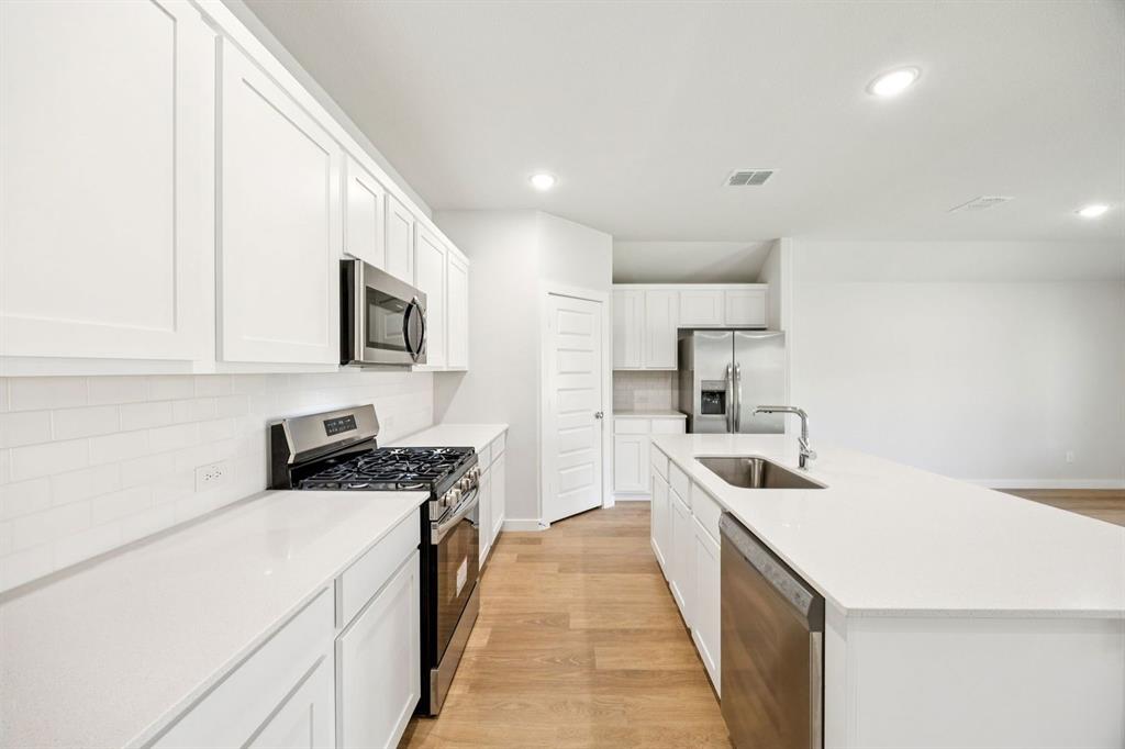 2112 Currents Road Princeton, TX 75407 - Photo 7 of 27 Kitchen in the Emmy II home plan by Trophy Signature Homes - REPRESENTATIVE PHOTO