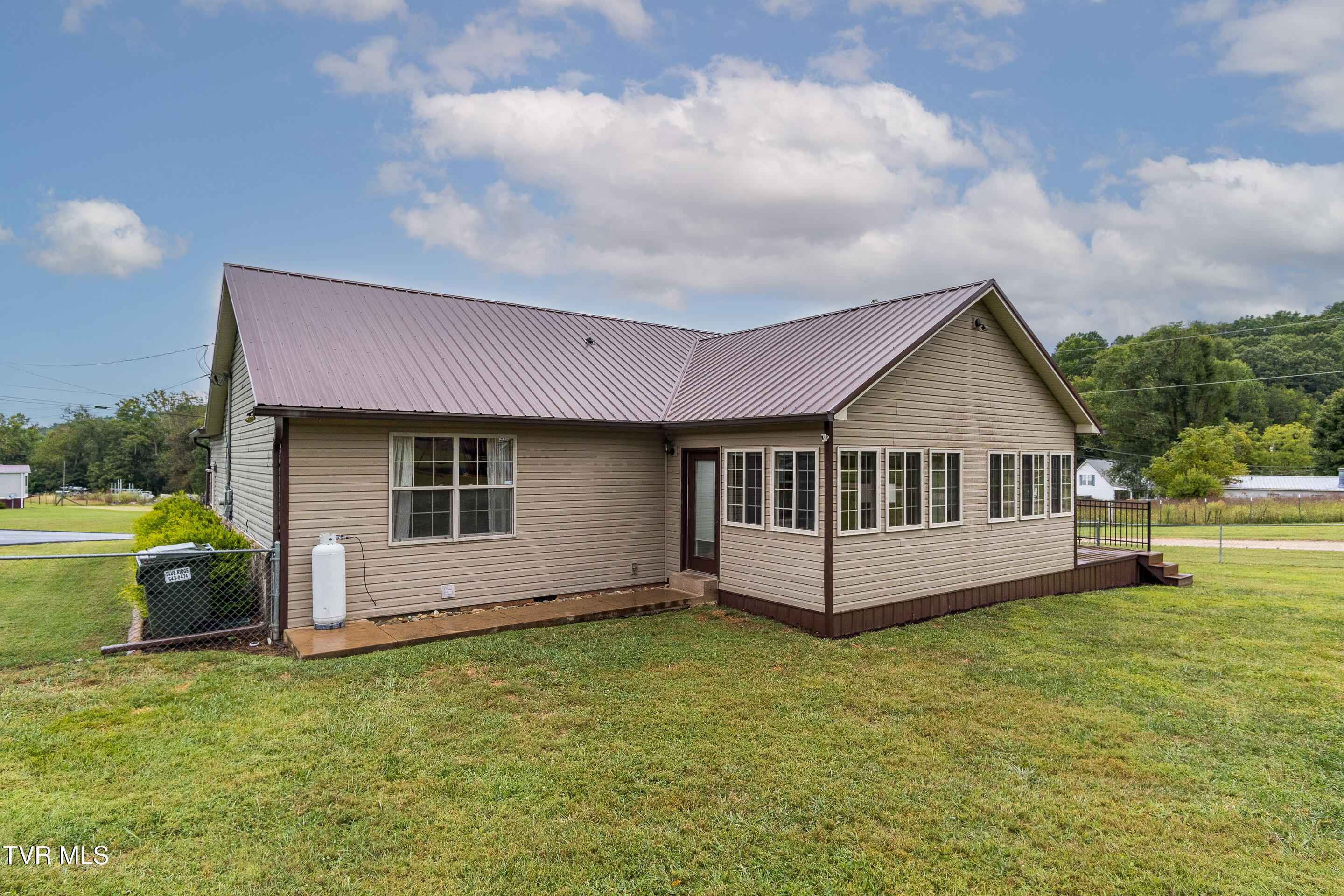 129 Jim Elliott Road Elizabethton, TN 37643 - Photo 18 of 62 exterior-11