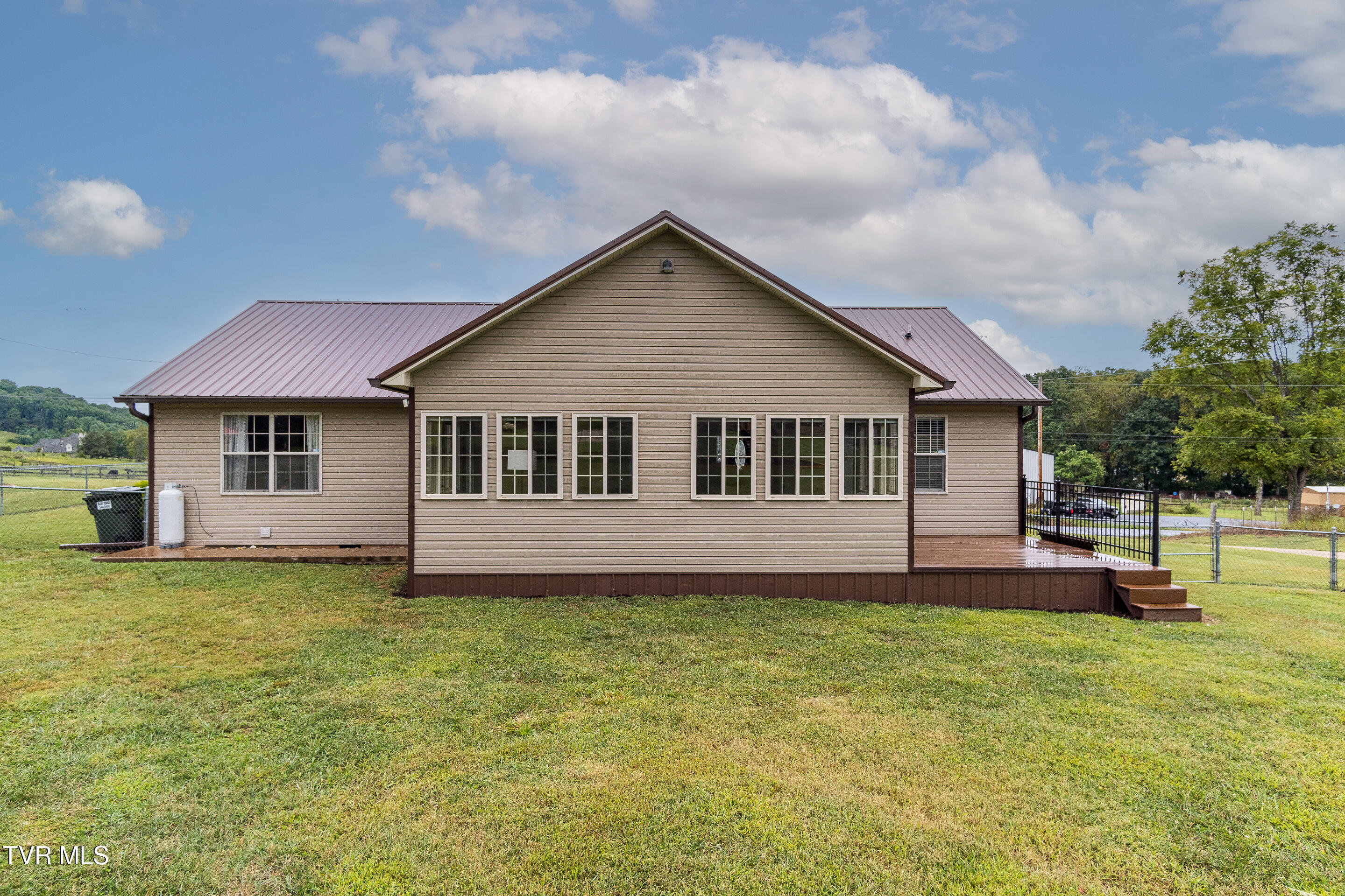 129 Jim Elliott Road Elizabethton, TN 37643 - Photo 20 of 62 exterior-12