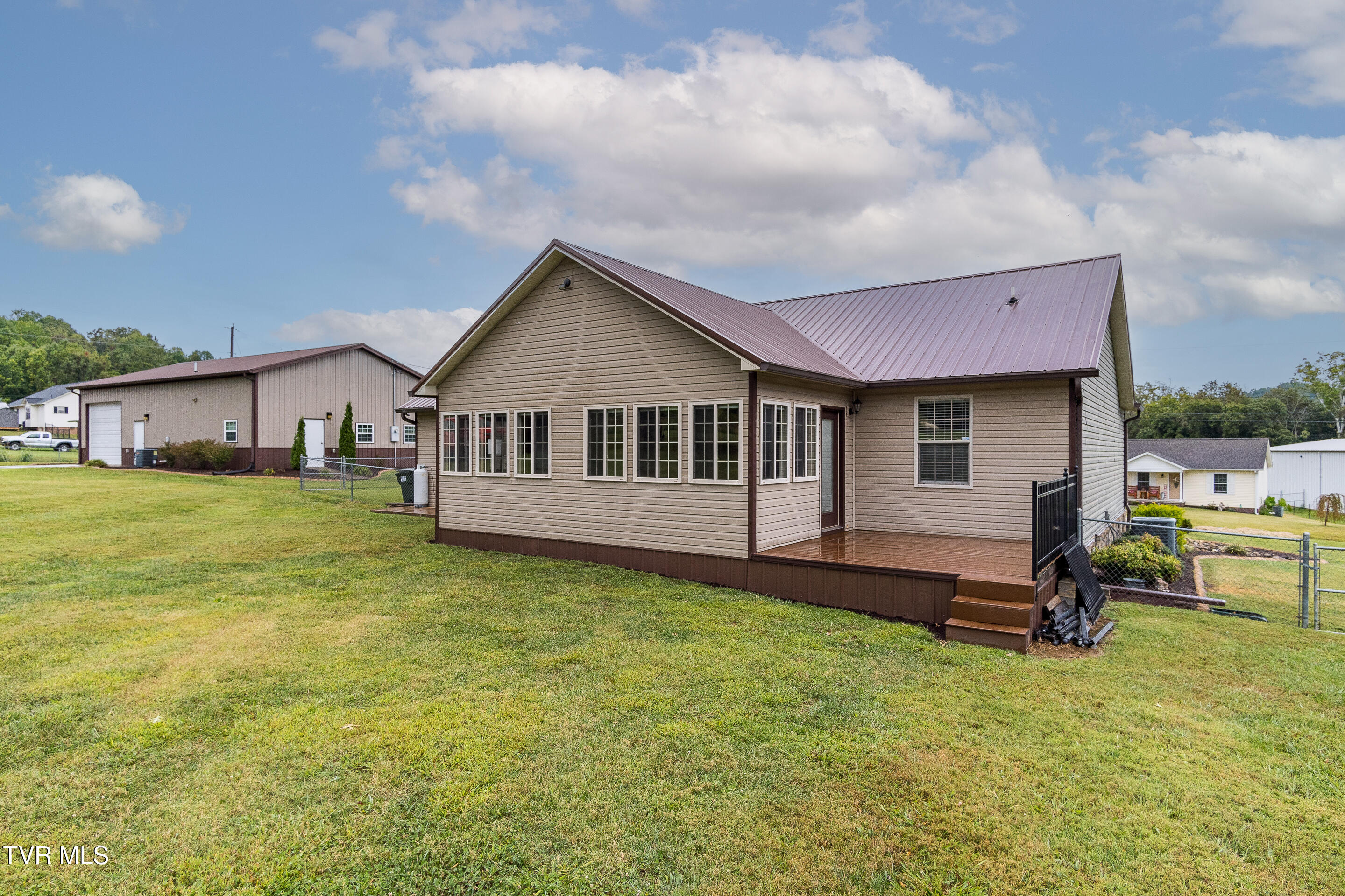 129 Jim Elliott Road Elizabethton, TN 37643 - Photo 21 of 62 exterior-13