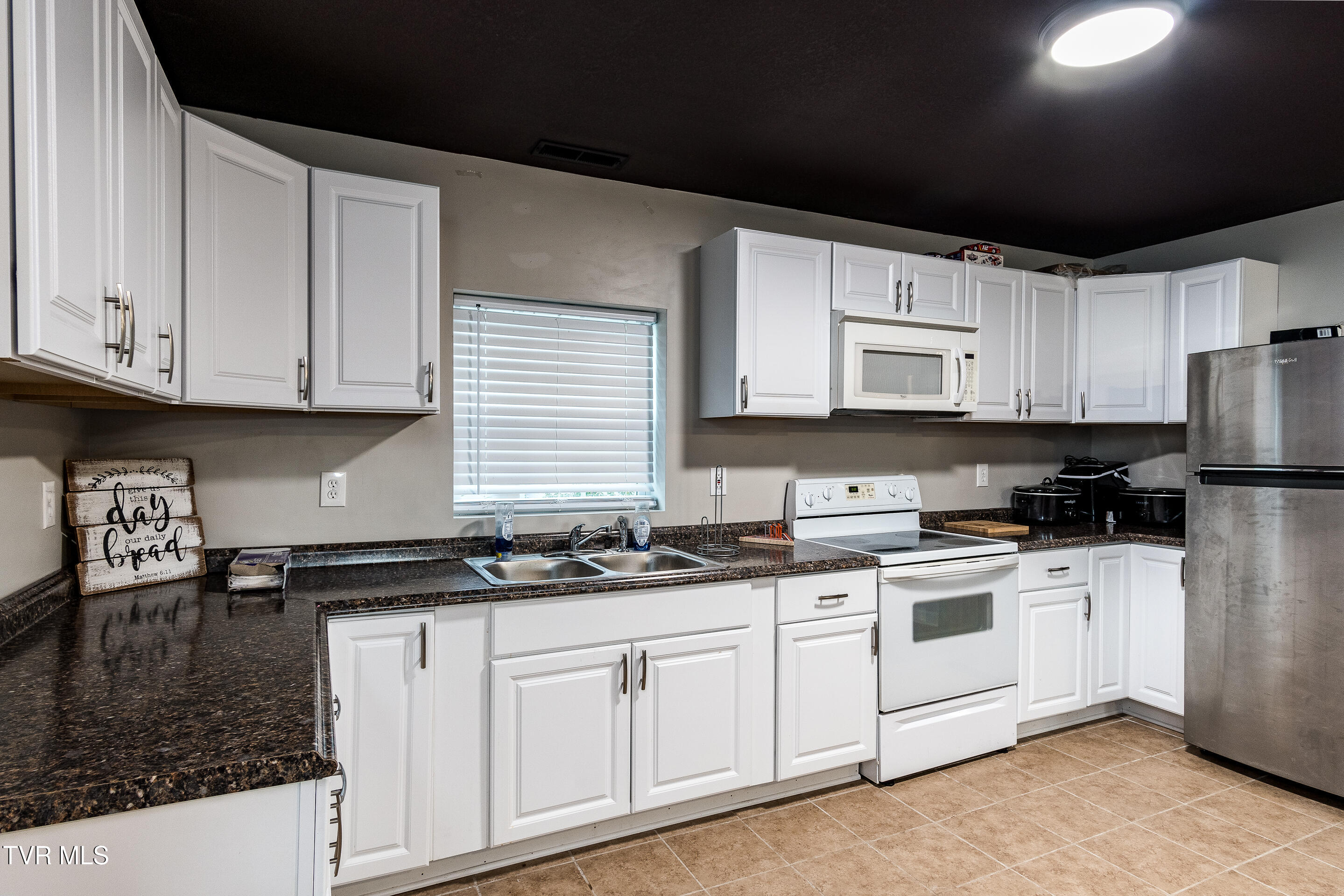 129 Jim Elliott Road Elizabethton, TN 37643 - Photo 53 of 62 en suite kitchen