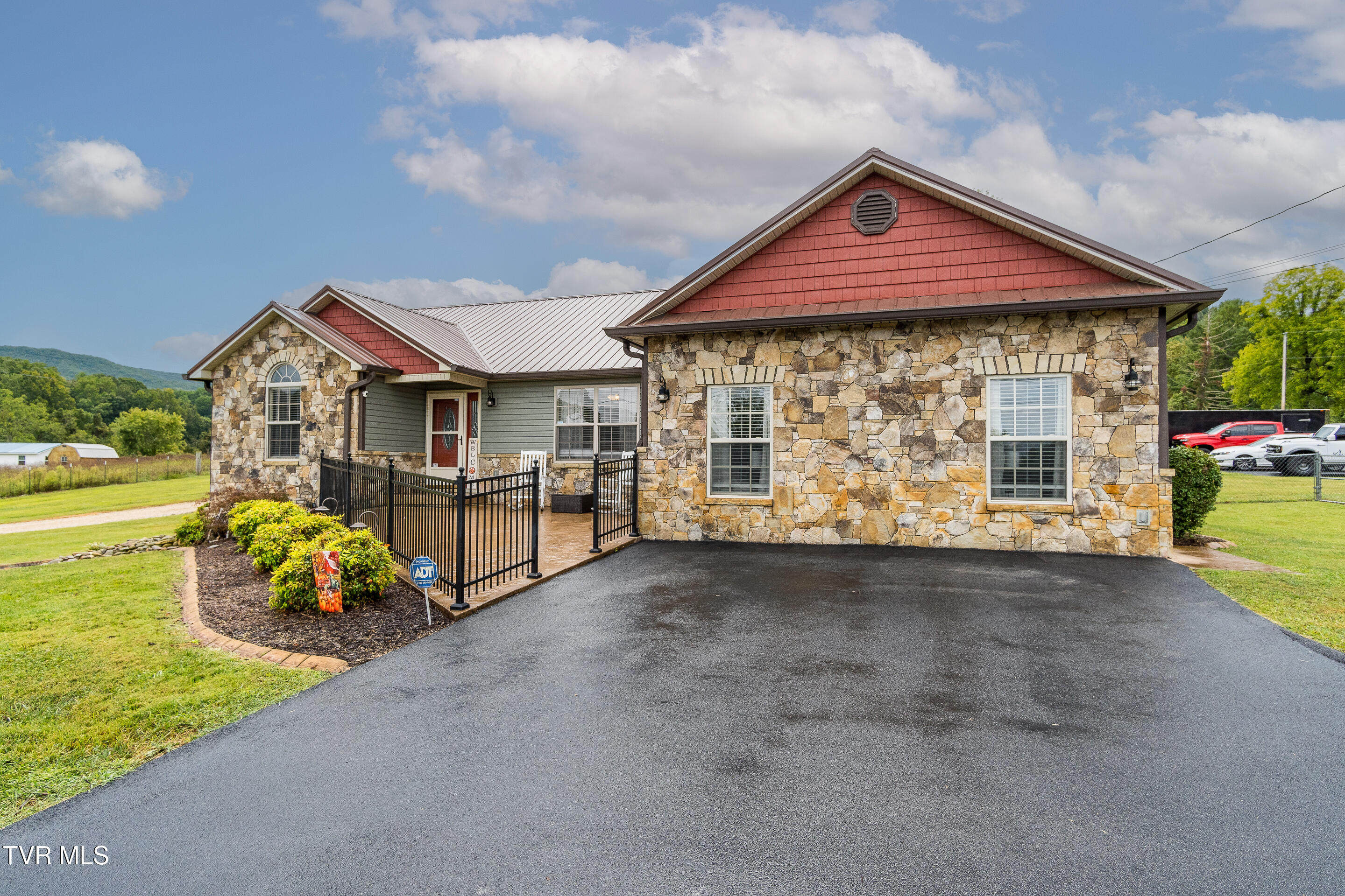 129 Jim Elliott Road Elizabethton, TN 37643 - Photo 9 of 62 exterior-7