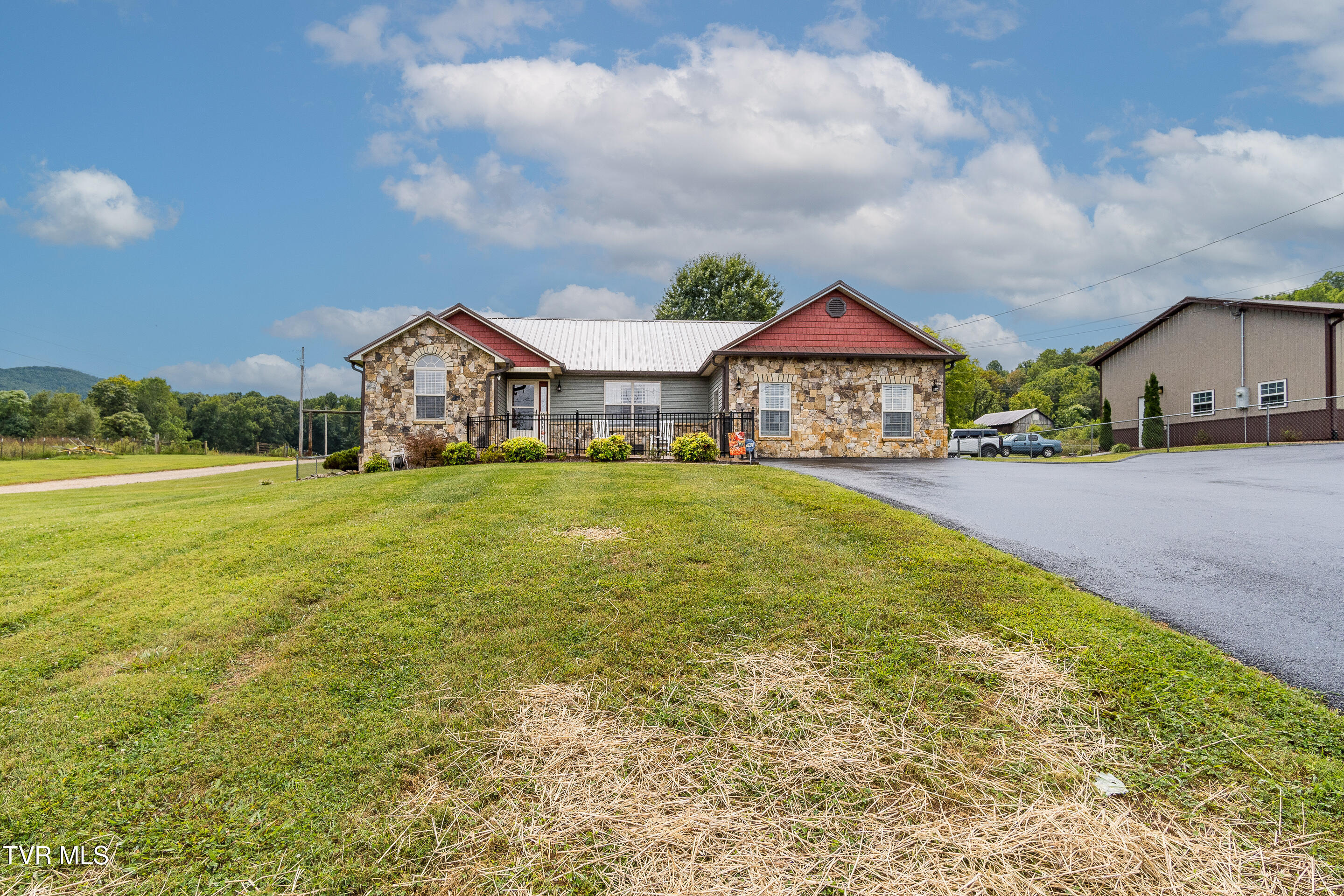 129 Jim Elliott Road Elizabethton, TN 37643 - Photo 10 of 62 exterior-3