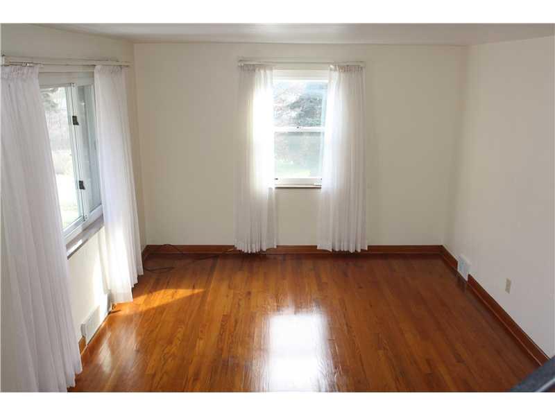 7 West Calvin Drive McKees Rocks, PA 15136 - Photo 6 of 20 Living Room.
