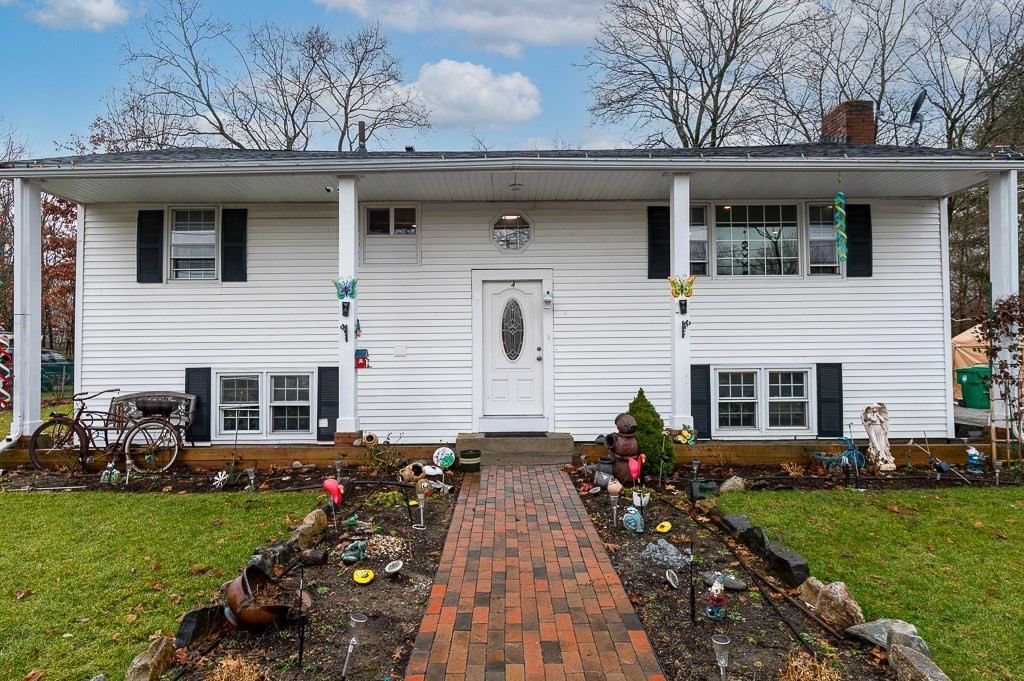 a view of a house with a yard
