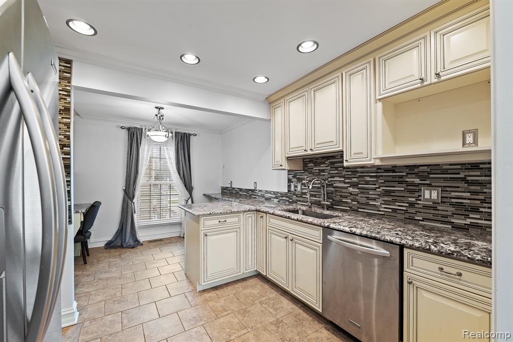 51 Manor Way Rochester Hills, MI 48309 - Photo 9 of 25