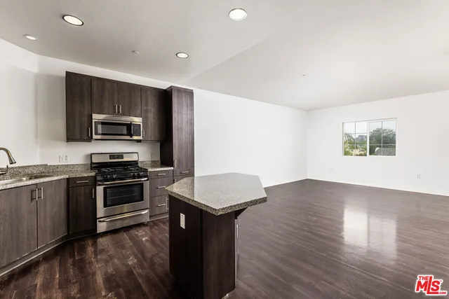 $2,795 | 1408 West Washington Boulevard, Unit 207, Los Angeles, CA 90007