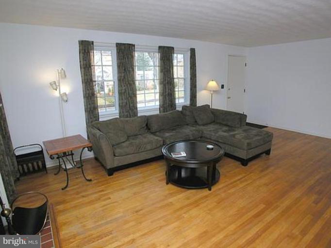 7 Edgeclift Road Towson, MD 21286 - Photo 13 of 18 Living Room #2