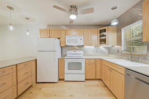 $1,800 | 5330 Balcones Drive, Unit G, Austin, TX 78731