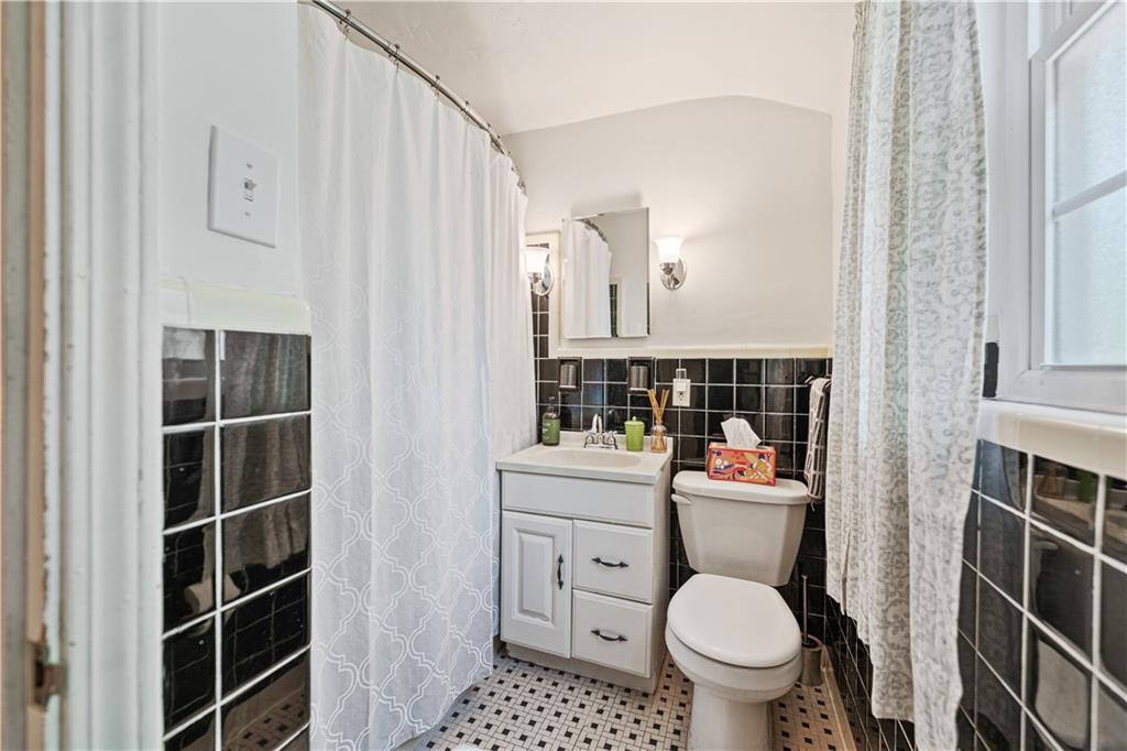 569 Kenilworth Drive Pittsburgh, PA 15228 - Photo 19 of 29 a bathroom with a toilet a sink and a shower