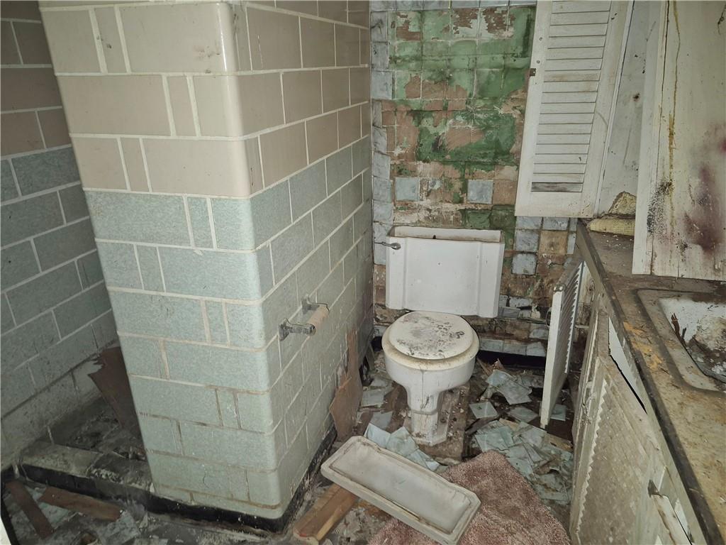 380 Shady Avenue Sharon, PA 16146 - Photo 34 of 36 .... needs a smidge of TLC