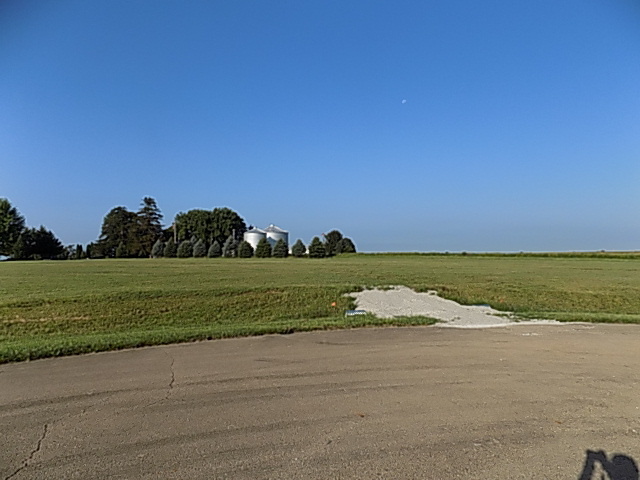 3621 East 1759th Road Ottawa, IL 61350 - Photo 4 of 5 a view of a lake with a city