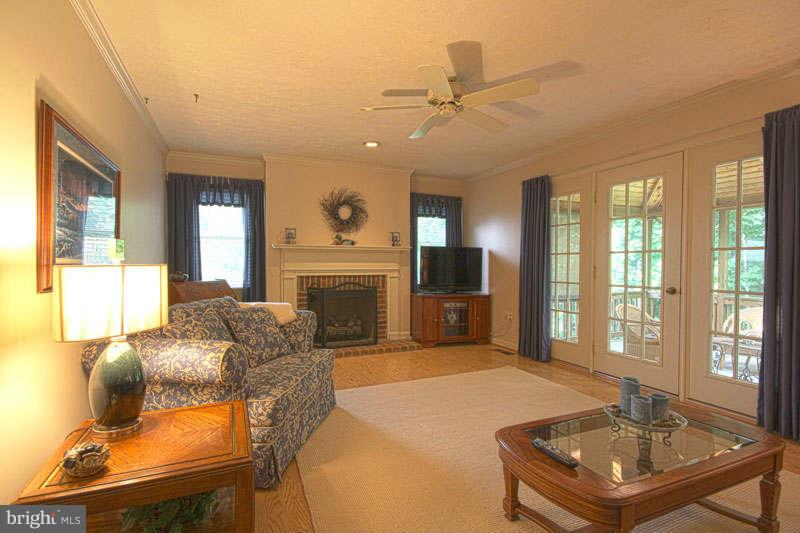7945 Lobelia Lane Springfield, VA 22152 - Photo 3 of 17 Living Room