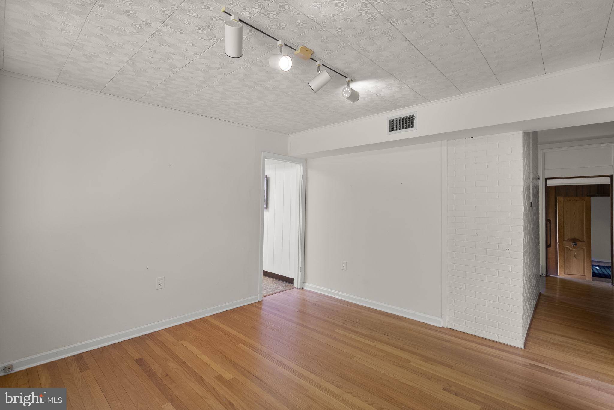 4376 Rte 97 Avenue Brookeville, MD 20833 - Photo 18 of 70 Dininf Room
