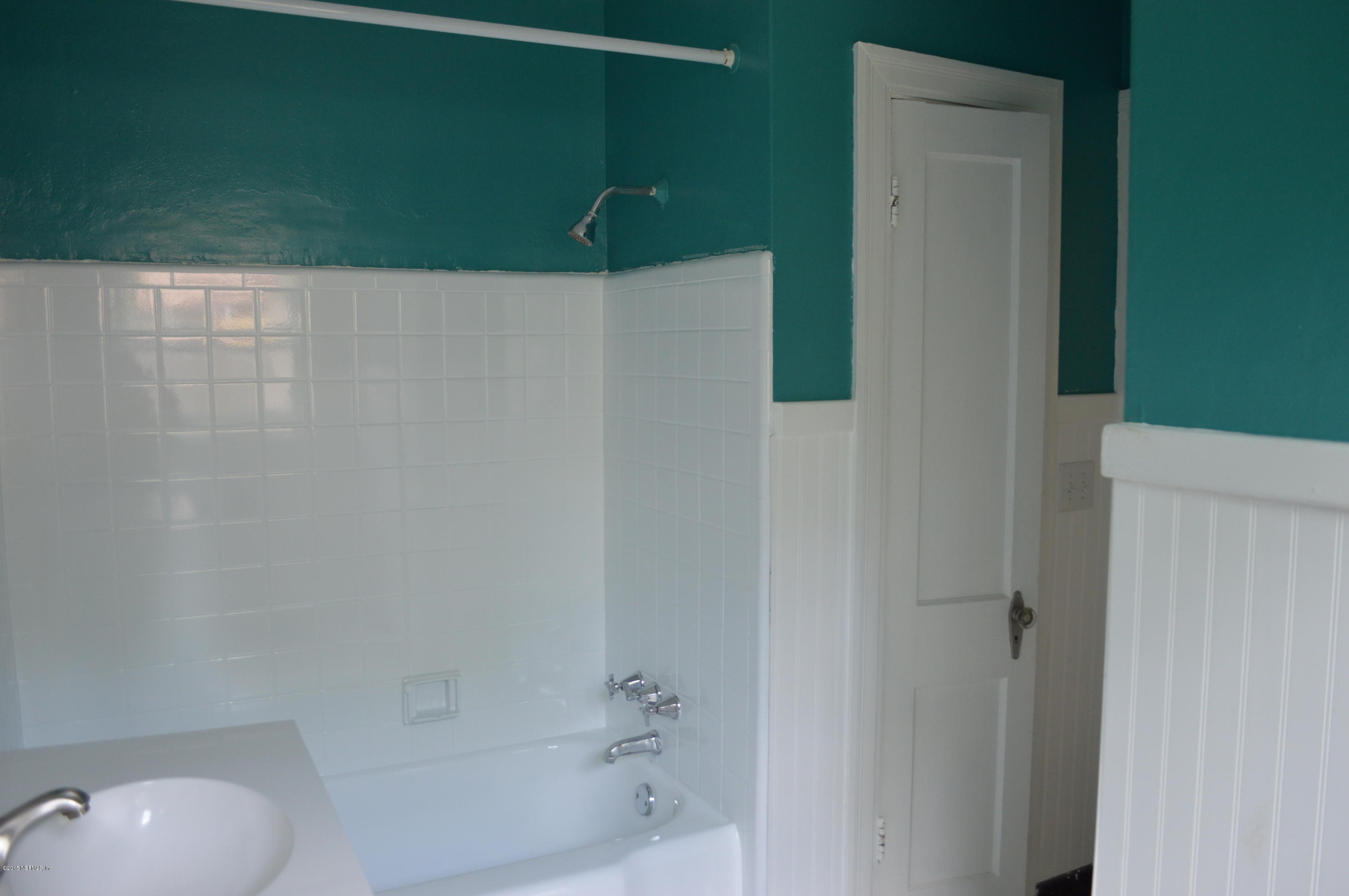 4603 Sunderland Road Jacksonville, FL 32210 - Photo 18 of 20 a bathroom with a bathtub