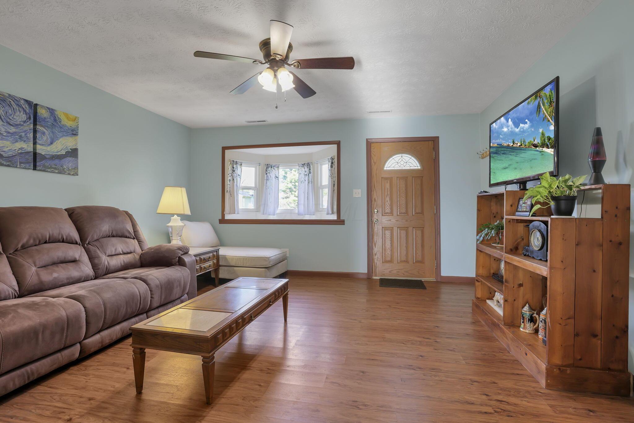 76 Ballman Road Reynoldsburg, OH 43068 - Photo 9 of 50 Living Room