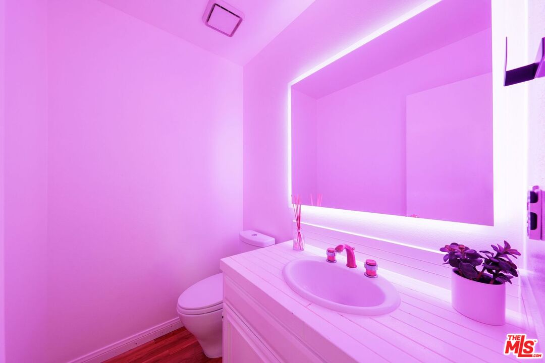 22760 Chamera Lane Topanga, CA 90290 - Photo 51 of 52 a bathroom with a bath tub