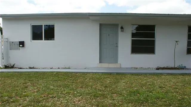 a view of a house with backyard and porch