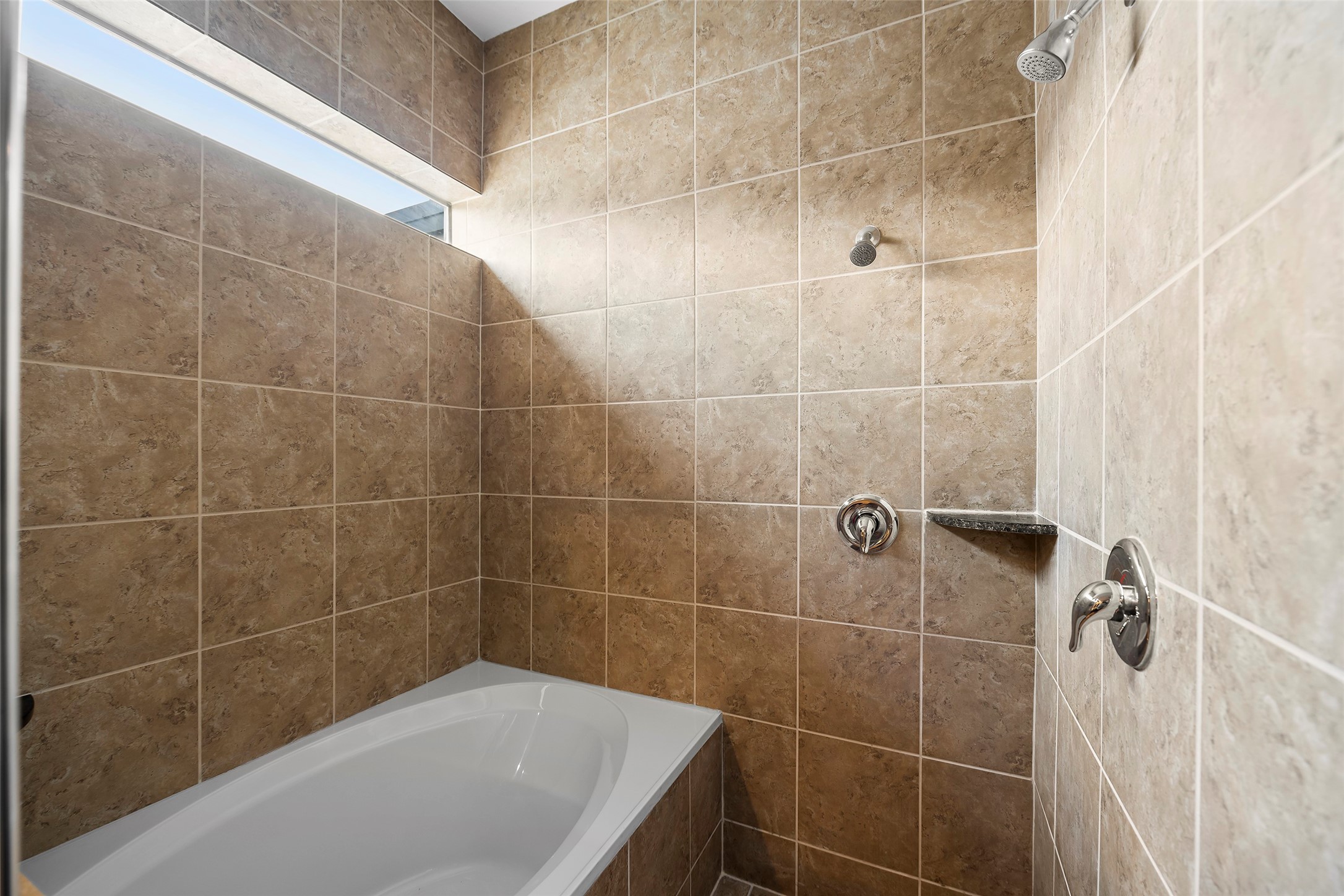 3018 Commerce Street Houston, TX 77003 - Photo 17 of 34 a bathroom with a bathtub