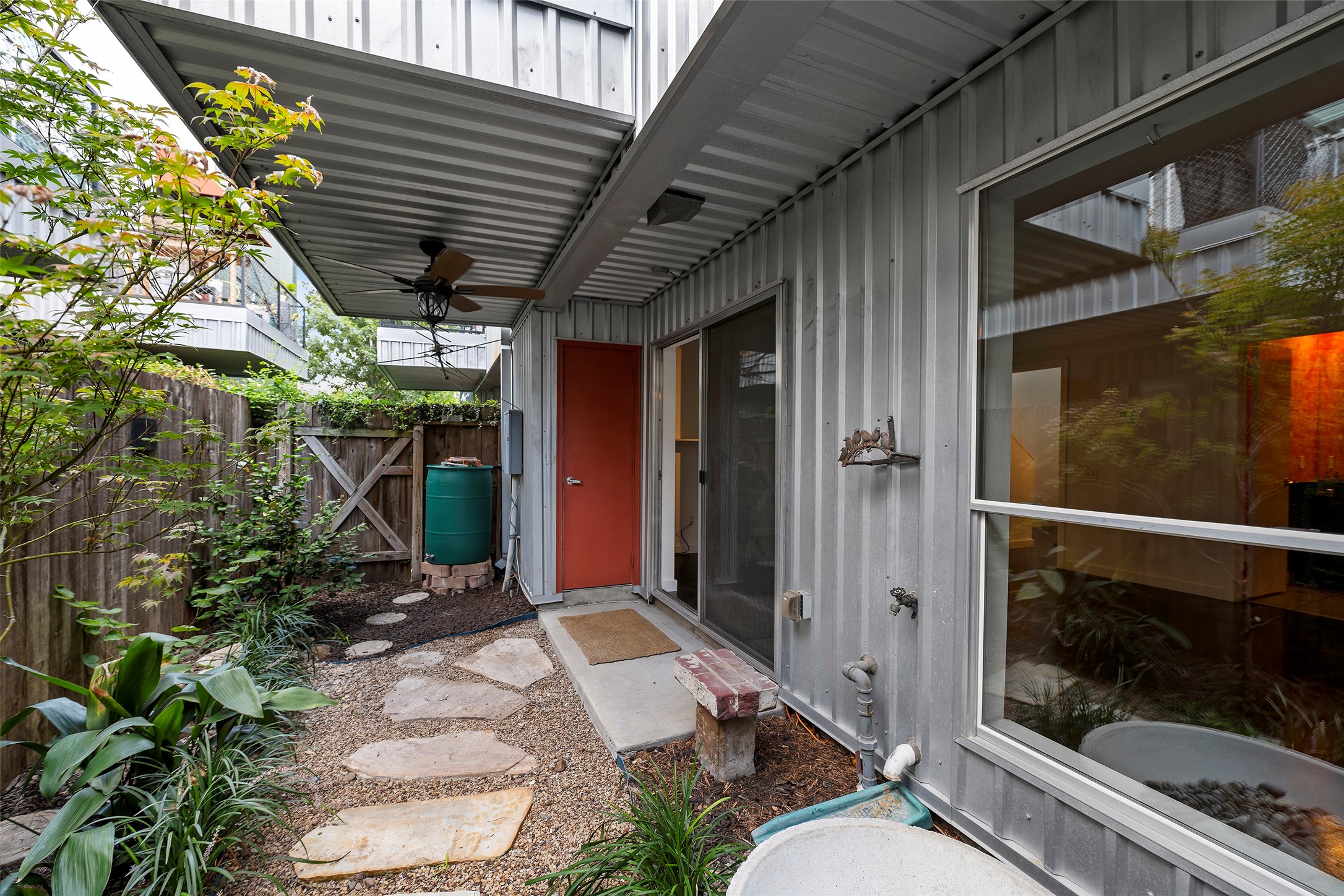 3018 Commerce Street Houston, TX 77003 - Photo 27 of 34 a porch with seating space
