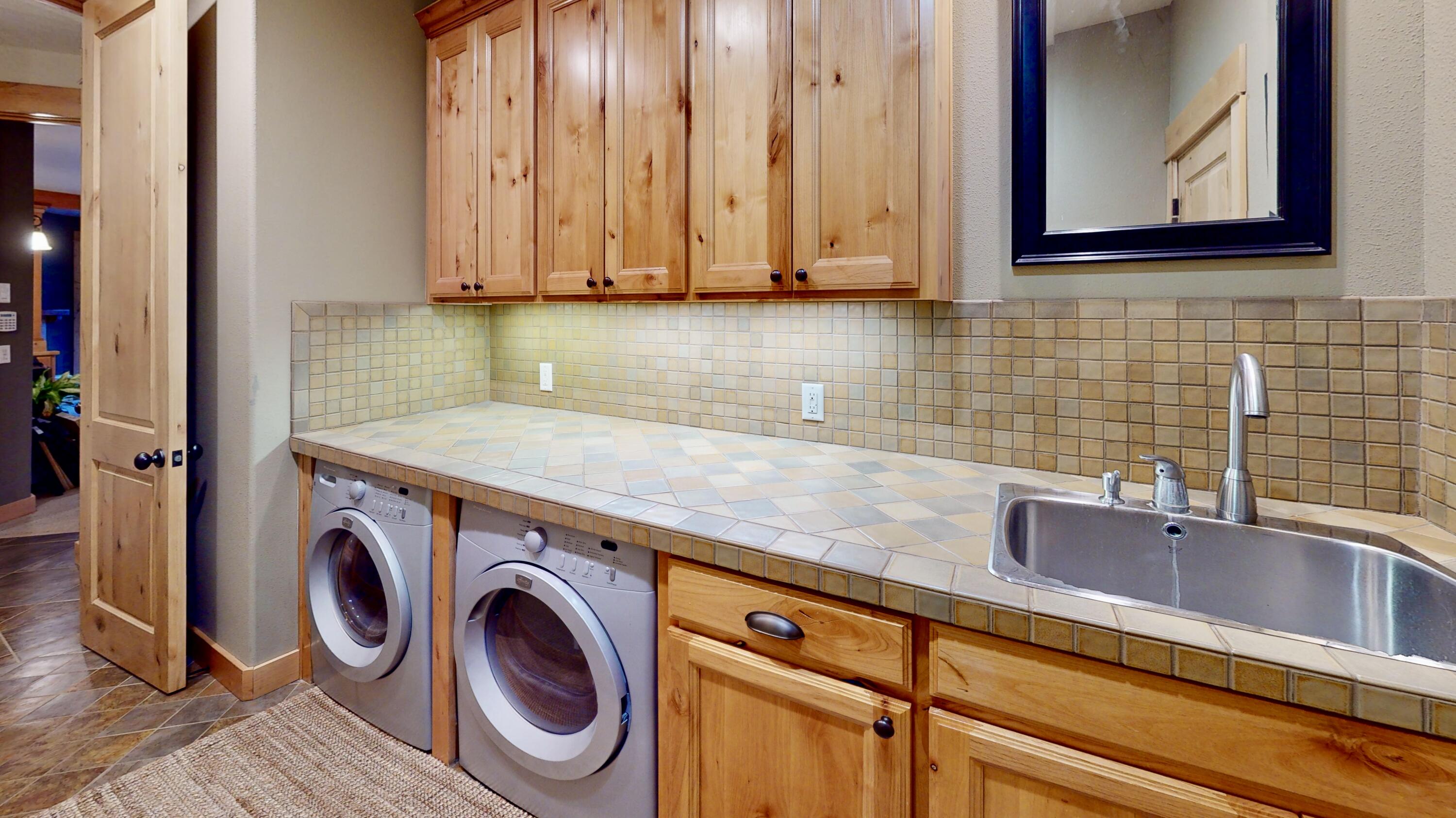 17686 Mountain View Road Sisters, OR 97759 - Photo 33 of 37 Laundry and Mud Room