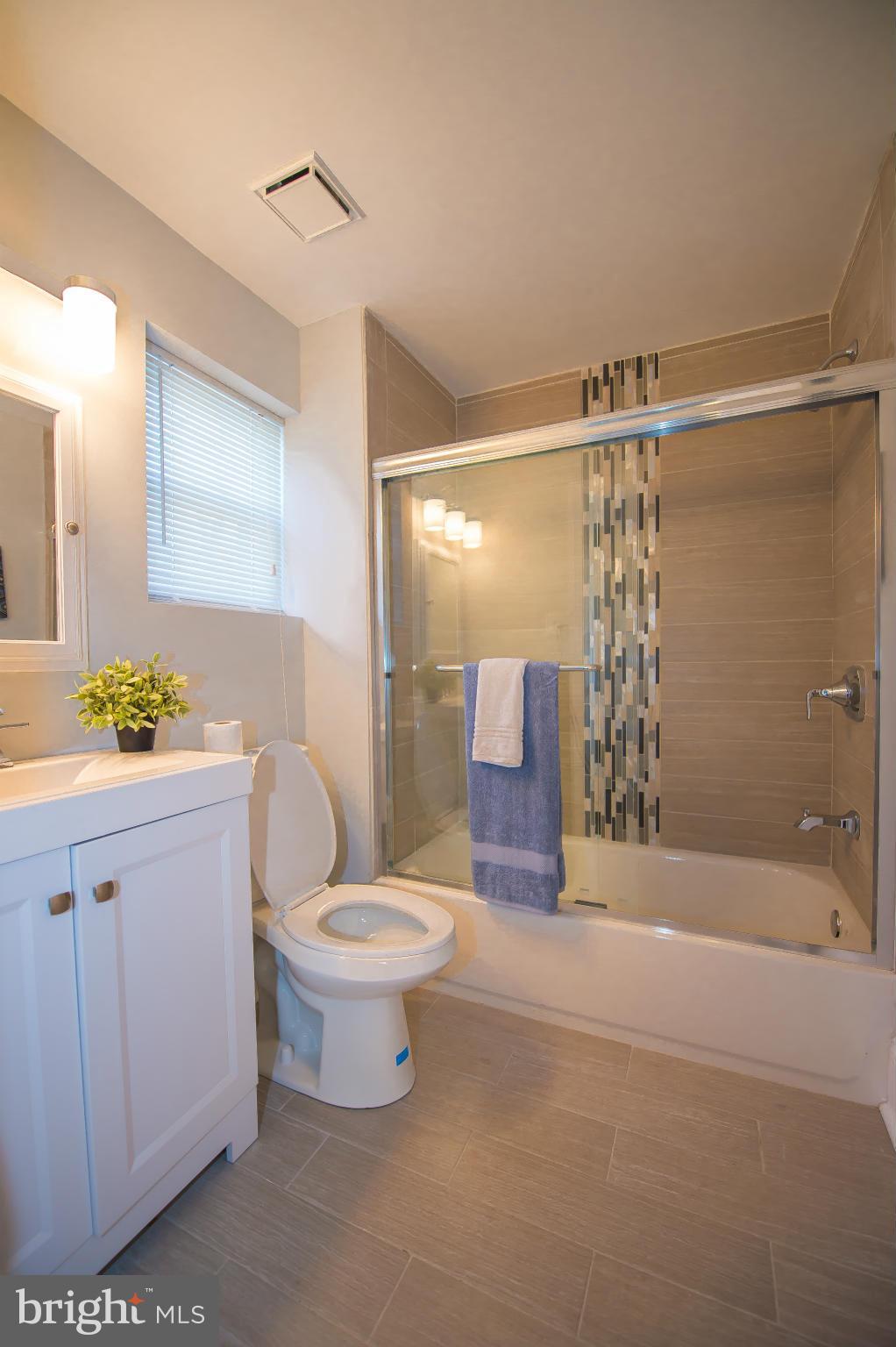 818 Old North Point Road Baltimore, MD 21224 - Photo 14 of 20 Bath (Master)