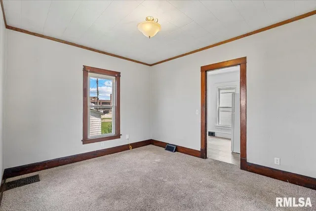 $69,900 | 2621-5 5 1/2 Avenue, Rock Island, IL 61201