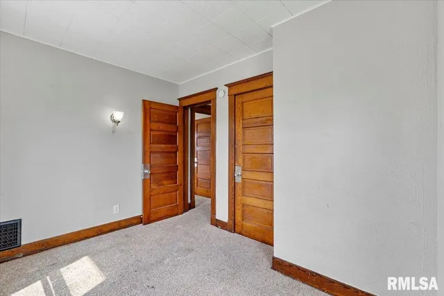 $69,900 | 2621-5 5 1/2 Avenue, Rock Island, IL 61201