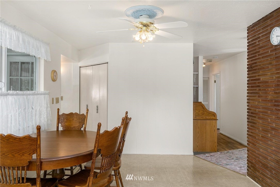 1617 Ludwig Road Snohomish, WA 98290 - Photo 11 of 31 a view of a dining room with furniture and a chandelier fan