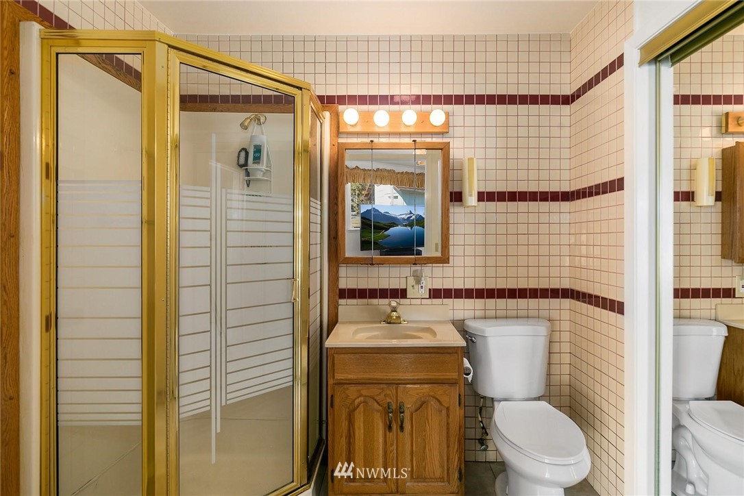 1617 Ludwig Road Snohomish, WA 98290 - Photo 17 of 31 a bathroom with a toilet a sink and shower