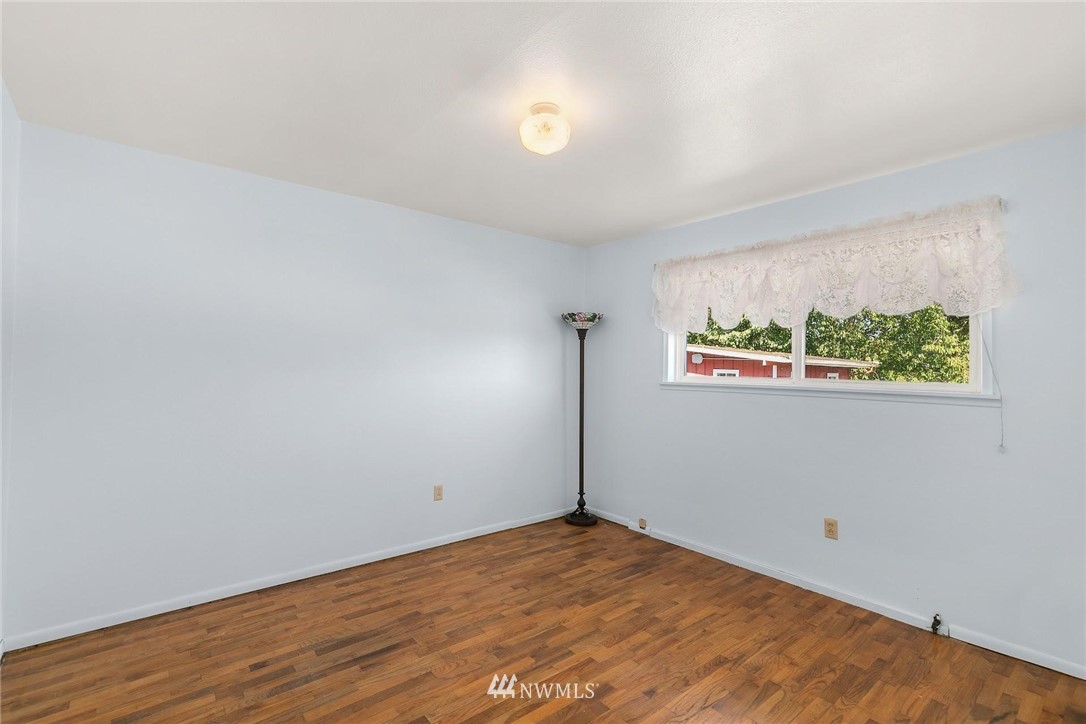 1617 Ludwig Road Snohomish, WA 98290 - Photo 18 of 31 an empty room with wooden floor and window