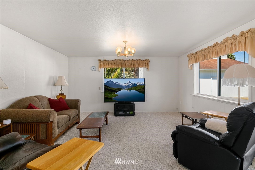 1617 Ludwig Road Snohomish, WA 98290 - Photo 4 of 31 a living room with furniture and a lamp